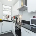 Picton 2Br Apartment - Prime Location & Comfort